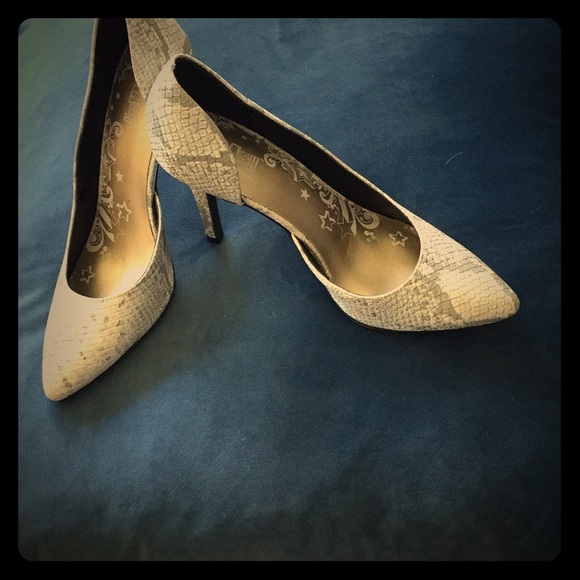 5.5 White and Silver faux snake print pumps. NWOT! - Picture 2 of 4